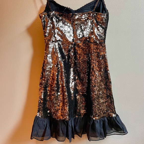 NWT (2/4/6/8/12)French Connection metallic sequin mini ruffle antique gold black - Picture 5 of 17